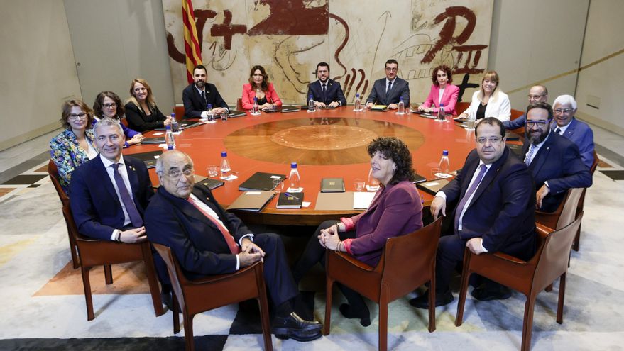 El presidente de la Generalitat, Pere Aragonès (c), preside la reunión del Gobierno catalán tras el acto de toma de posesión de los nuevos consellers que se ha celebrado este martes en el Palau de la Generalitat. 