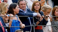 María Dolores de Cospedal y su marido, Ignacio López del Hierro, en la Plaza de las Ventas