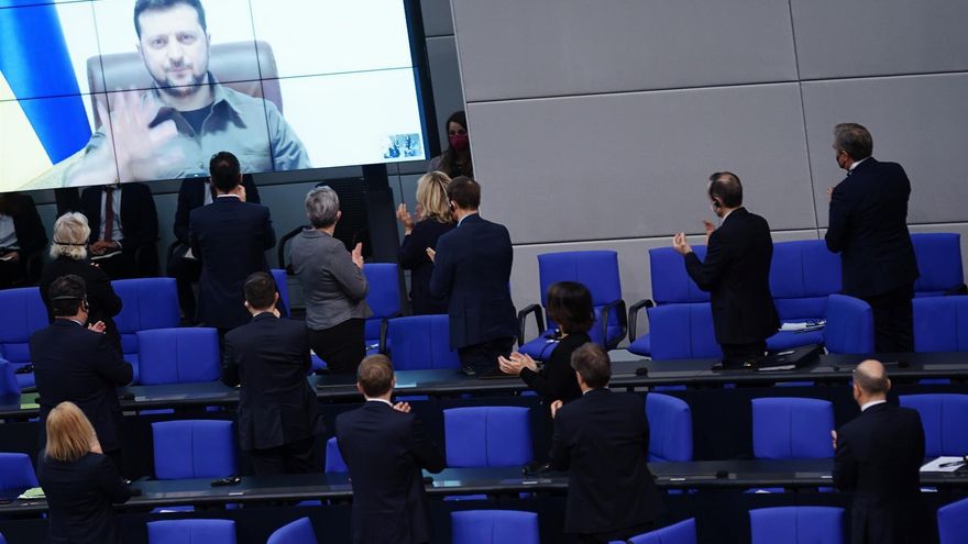 Zelenski, ante el Parlamento alemán: "Rusia está construyendo un nuevo muro"