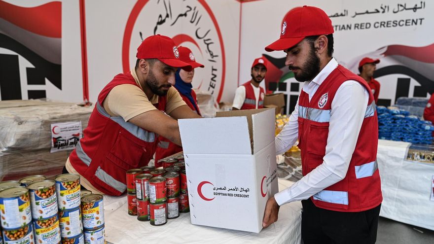 Voluntarios de la Media Luna Roja preparan ayuda humanitaria para Gaza en Egipto, en agosto de 2025.