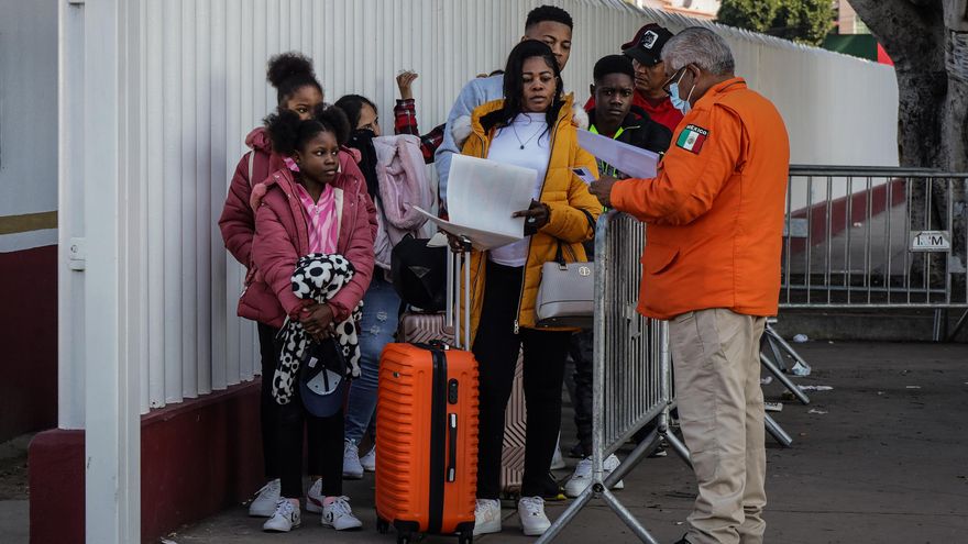 Migrantes pagan hasta 40.000 dólares por amparos para llegar a la frontera norte de México