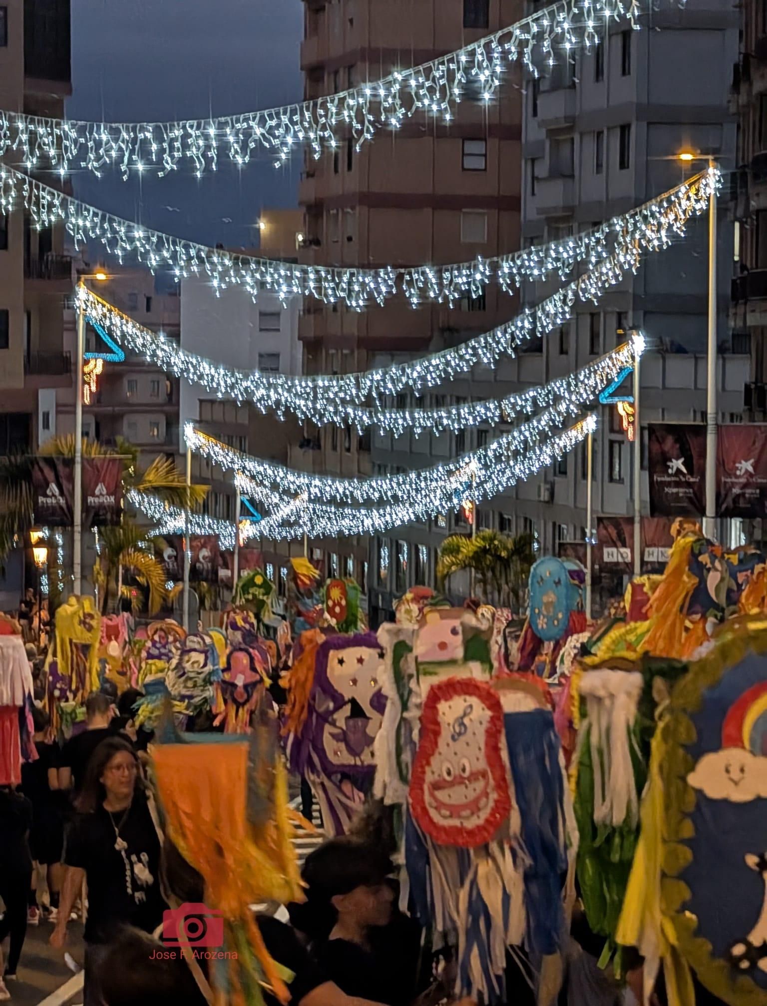 Desfile de La Pandorga, en la noche de estes lunes, por la Avenida de El Puente de Santa Cruz de La Palma.