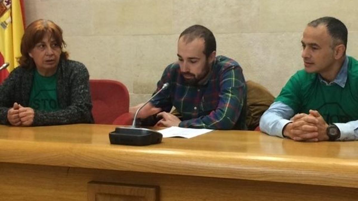 Miembros de la PAH en rueda de prensa en el Parlamento. | EP