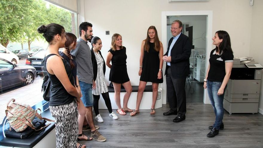 El alcalde de León, Antonio Silván, junto a un grupo de estudiantes extranjeros.