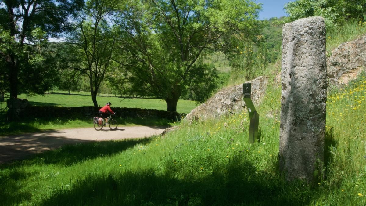Miliario en el valle del río Cuerpo de Hombre