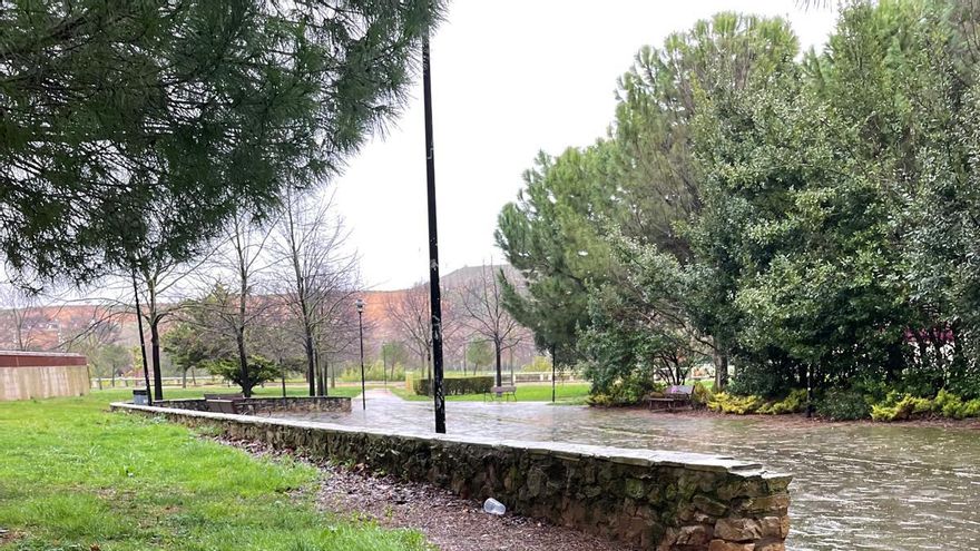 Los vecinos del Parque del Ebro no pueden más: "Botellones todos los fines de semana y no se pone remedio"
