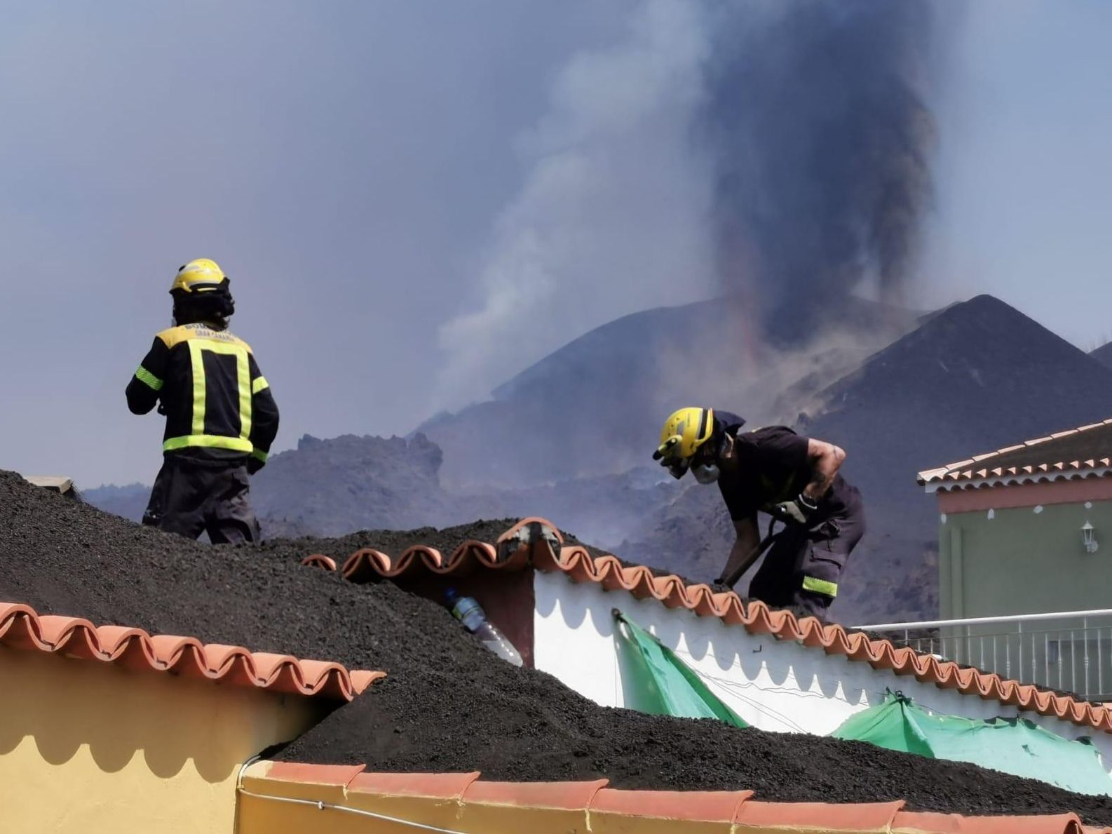 Bomberos trabajando en la erupción del volcán en La Palma
