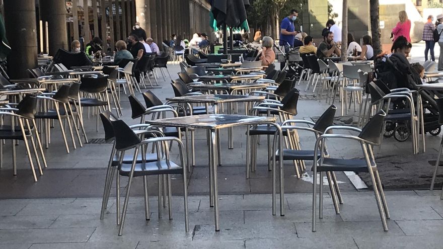 Terraza con mesas vacías en una céntrica plaza