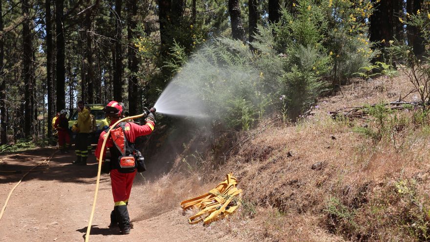 Soldado de la UME mojando zonas a proteger de las quemas controladas.