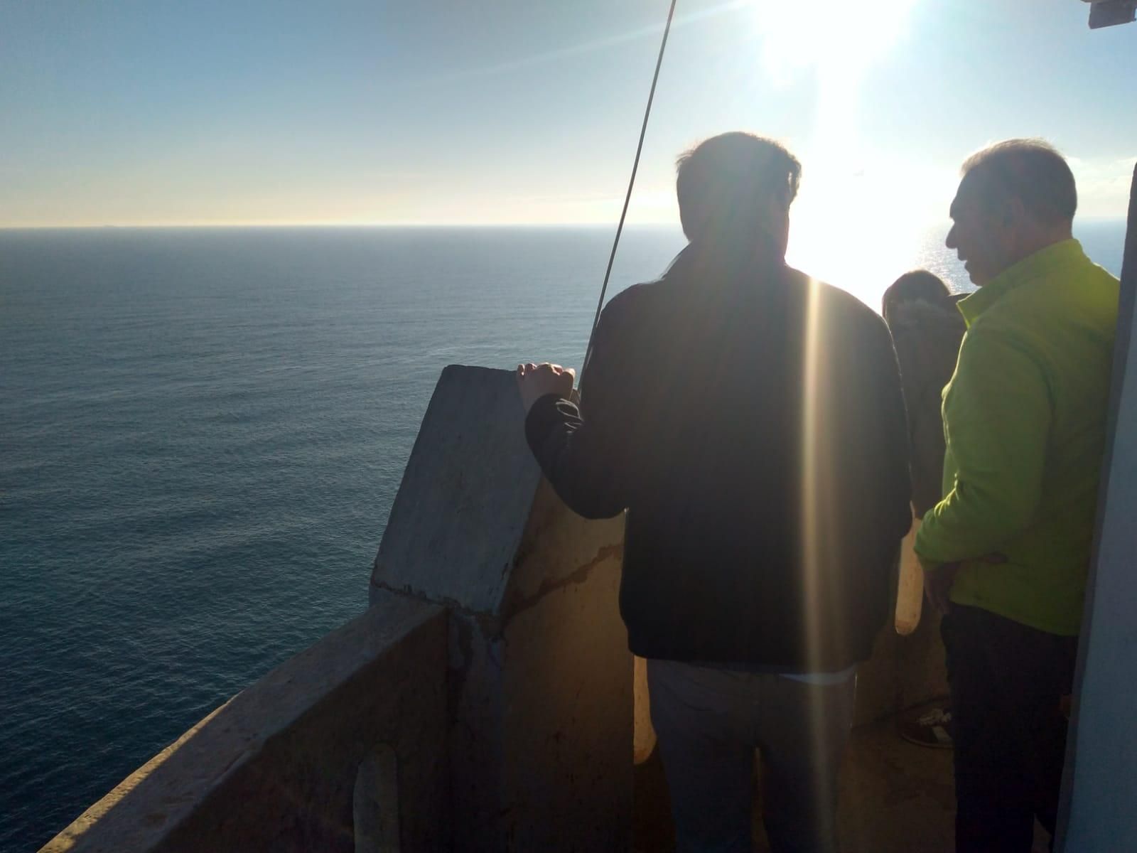 Los visitantes en la zona más alta del Faro de Cabo de Palos