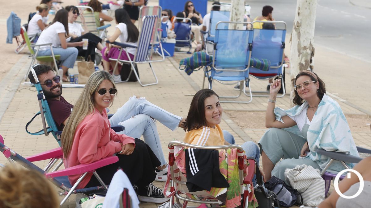 Decenas de fans ya hacen cola en El Arenal para ver a Manuel Carrasco en concierto