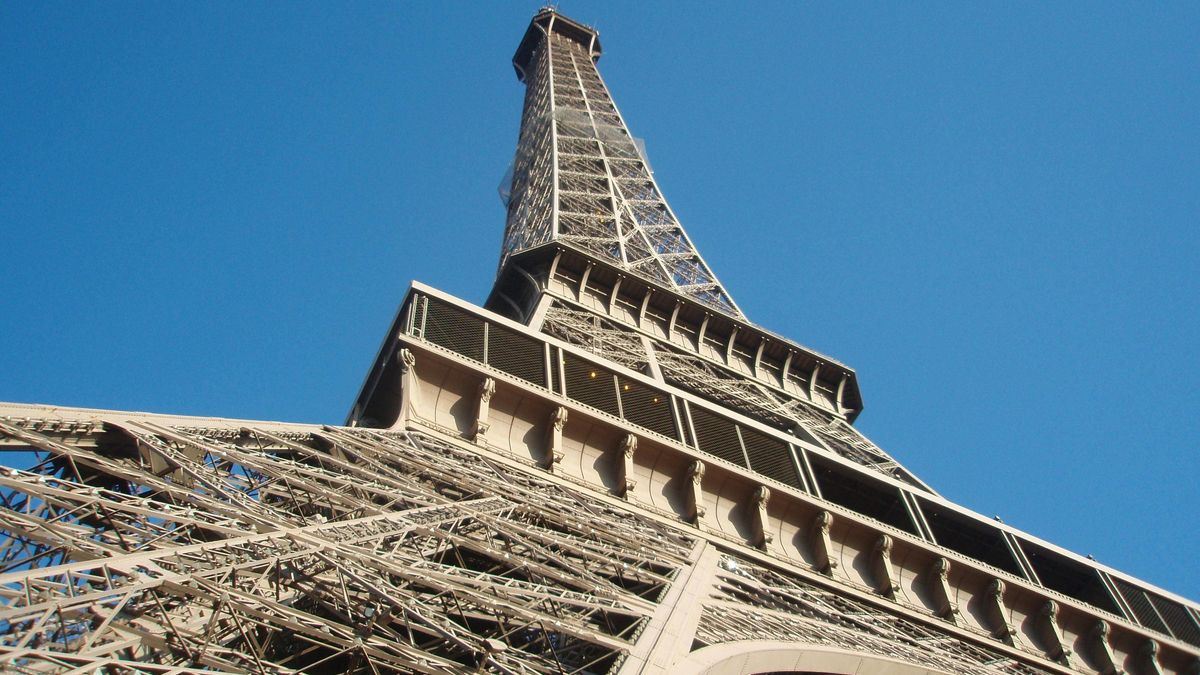 Aurélien Fontenoy: el hombre que ha conseguido subir la Torre Eiffel en bicicleta en tiempo récord