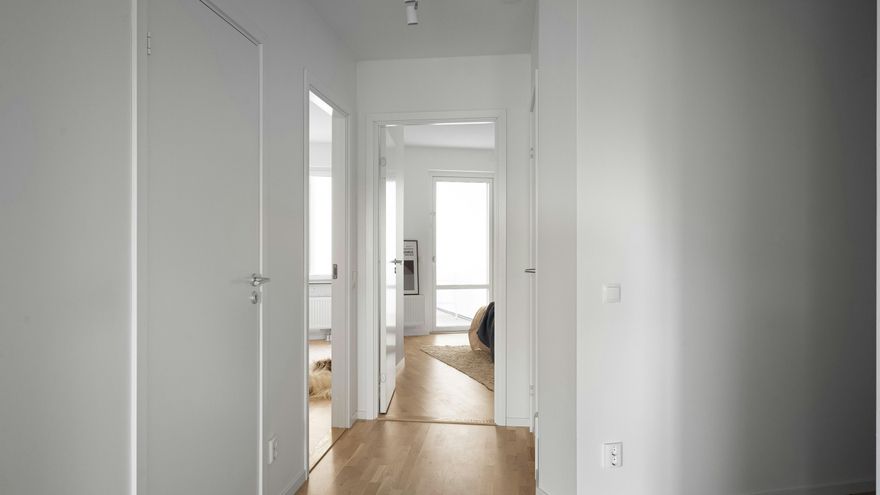 Cómo limpiar las puertas blancas de baños y cocinas para evitar que se deterioren con la humedad o queden amarillas