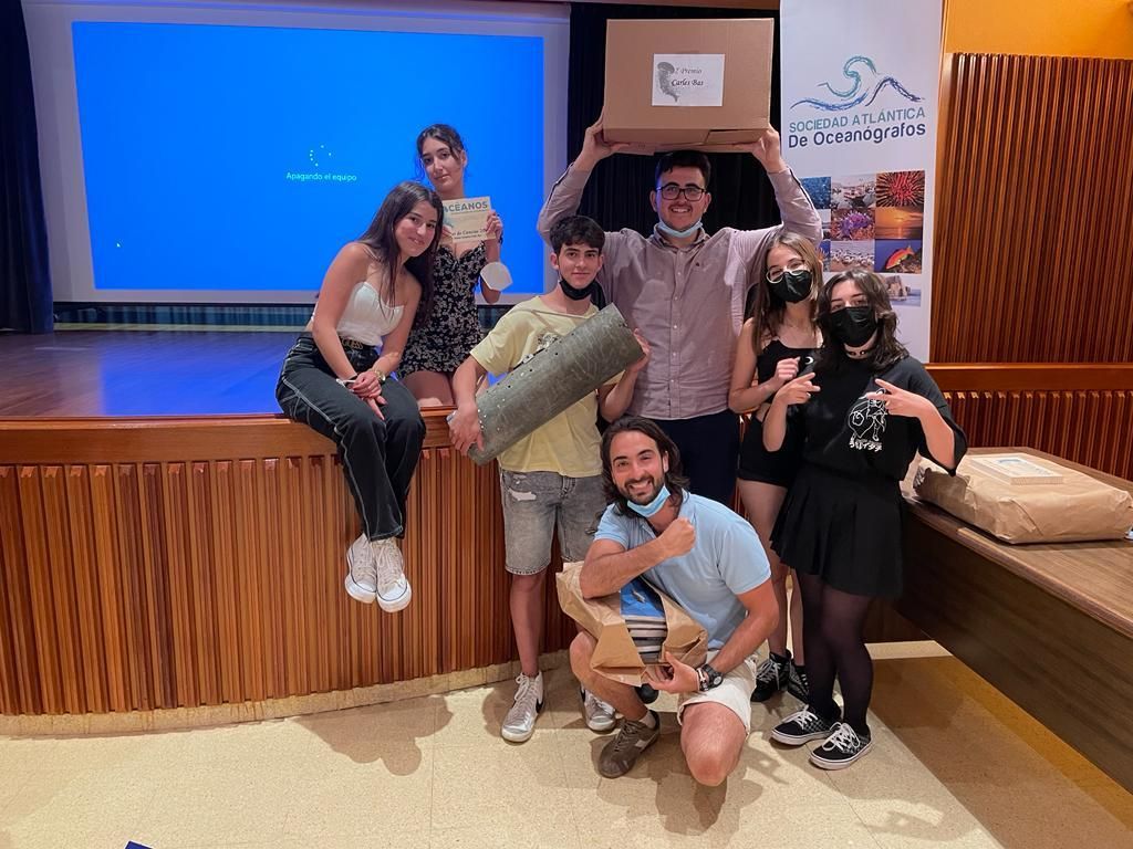 Alumnado y profesor del grupo galardona.