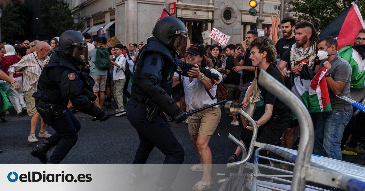La Policía carga contra los manifestantes propalestinos tras la cancelación de la etapa final de la Vuelta a España