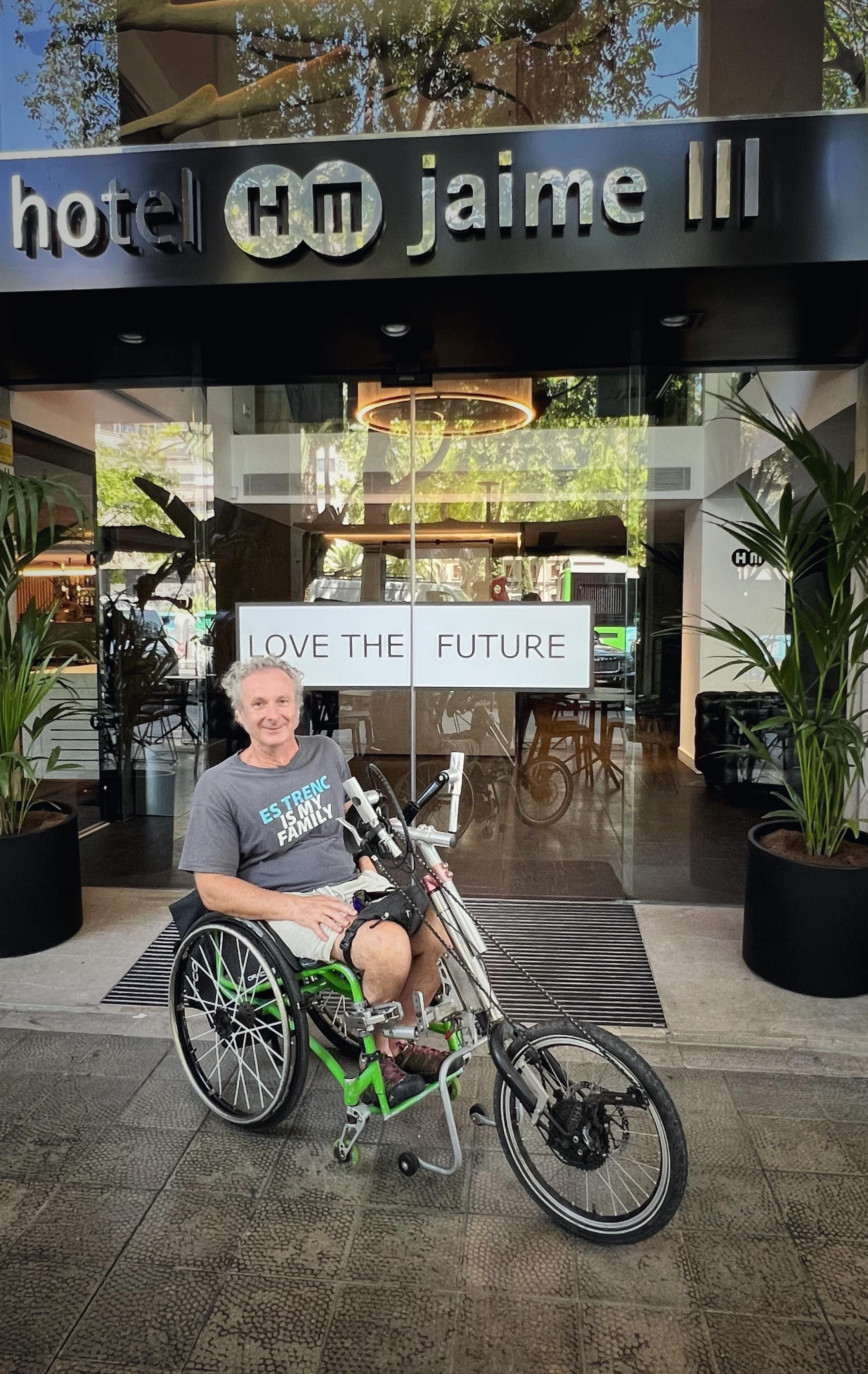 Mix Manresa, a l'entrada de l'hotel HM Jaume III, és un dels patrocinadors del projecte.