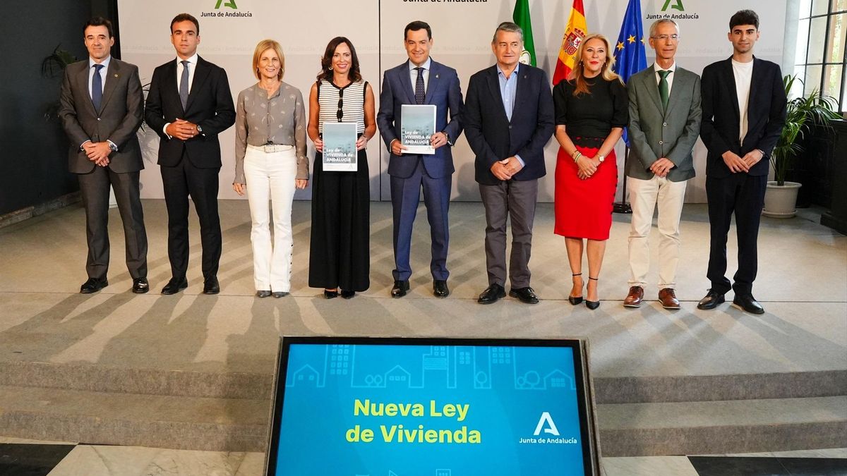 Foto de familia de Moreno con tres de sus consejeros y los intervinientes en el acto de San Telmo.