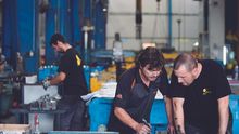 Miembros de la cooperativa Mol Matric trabajando en los talleres de Barberà del Vallès (Barcelona).
