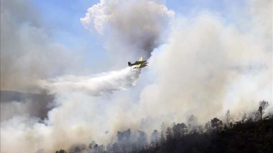 Declarado un incendio en una zona de difícil acceso de Domeño (Valencia)