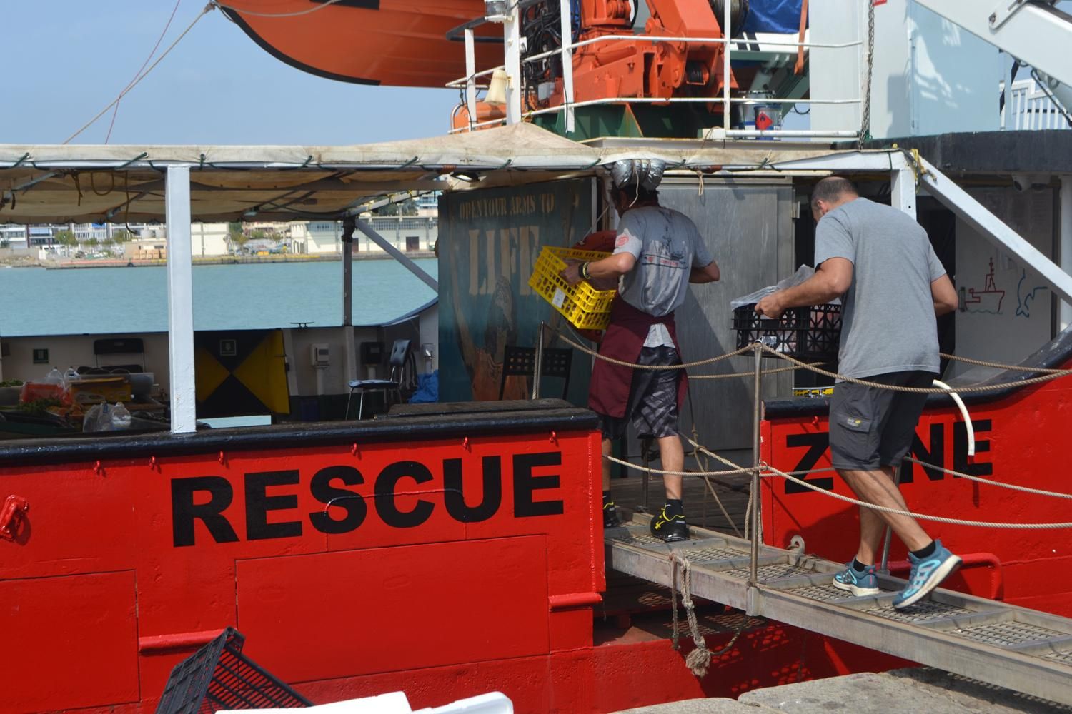 Activistas de rescate de migrantes en el puerto de Borriana.