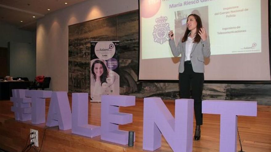 Peio García / ICAL La inspectora de Policía María Riesco ofrece una Masterclass del proyecto Stem Talent Girl en León.