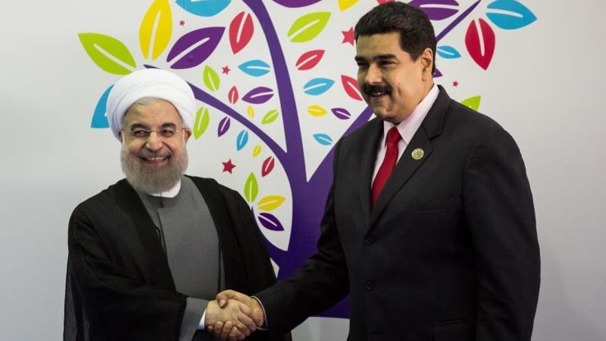 En la imagen, el presidente de Venezuela, Nicolás Maduro (d), junto a su homólogo de Irán, Hassan Rohaní.