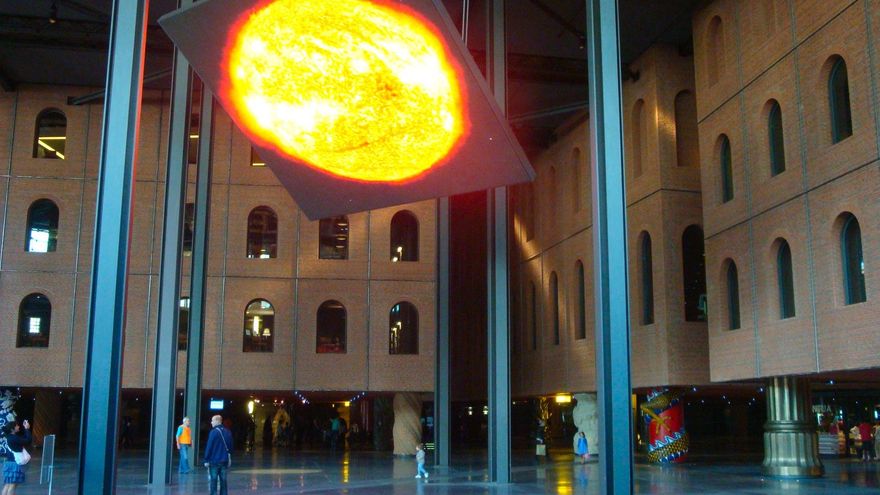 Denuncian la "privatización" del centro cultural Azkuna Zentroa de Bilbao tras ceder un espacio para artistas a la Fundación La Caixa