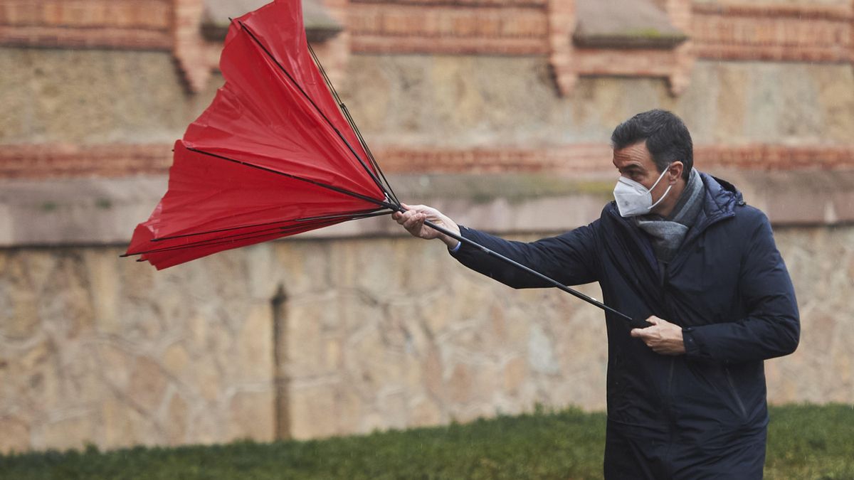 El presidente del Gobierno, Pedro Sánchez, con el paraguas volcado a su llegada a la Capilla del Seminario Mayor de Comillas, Cantabria (España), a 4 de diciembre de 2020.