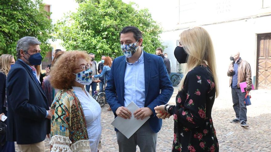 El alcalde charla con una de las propietarias del patio de la plaza de las Tazas