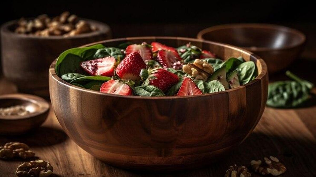 Ensalada fresca con fresas, espinacas y frutos secos