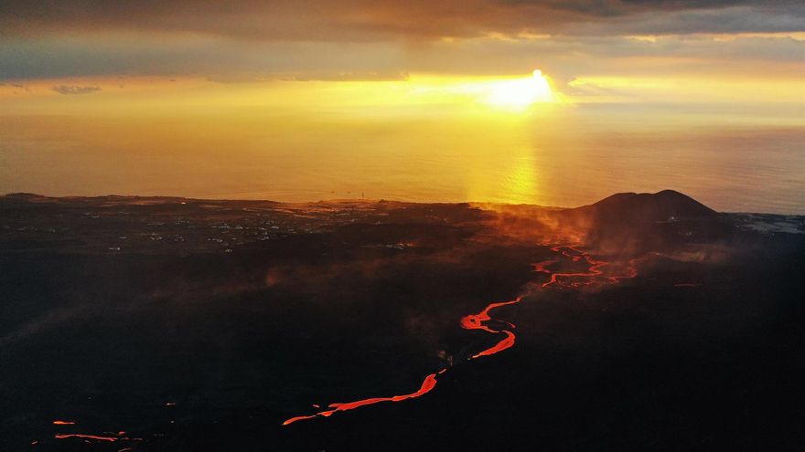 El desborde del cono del volcán de La Palma se detiene y la lava fluye por coladas previas
