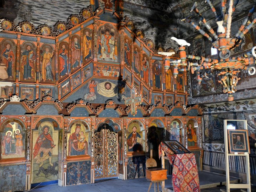 Interior de una de las iglesias de madera de Maramures.