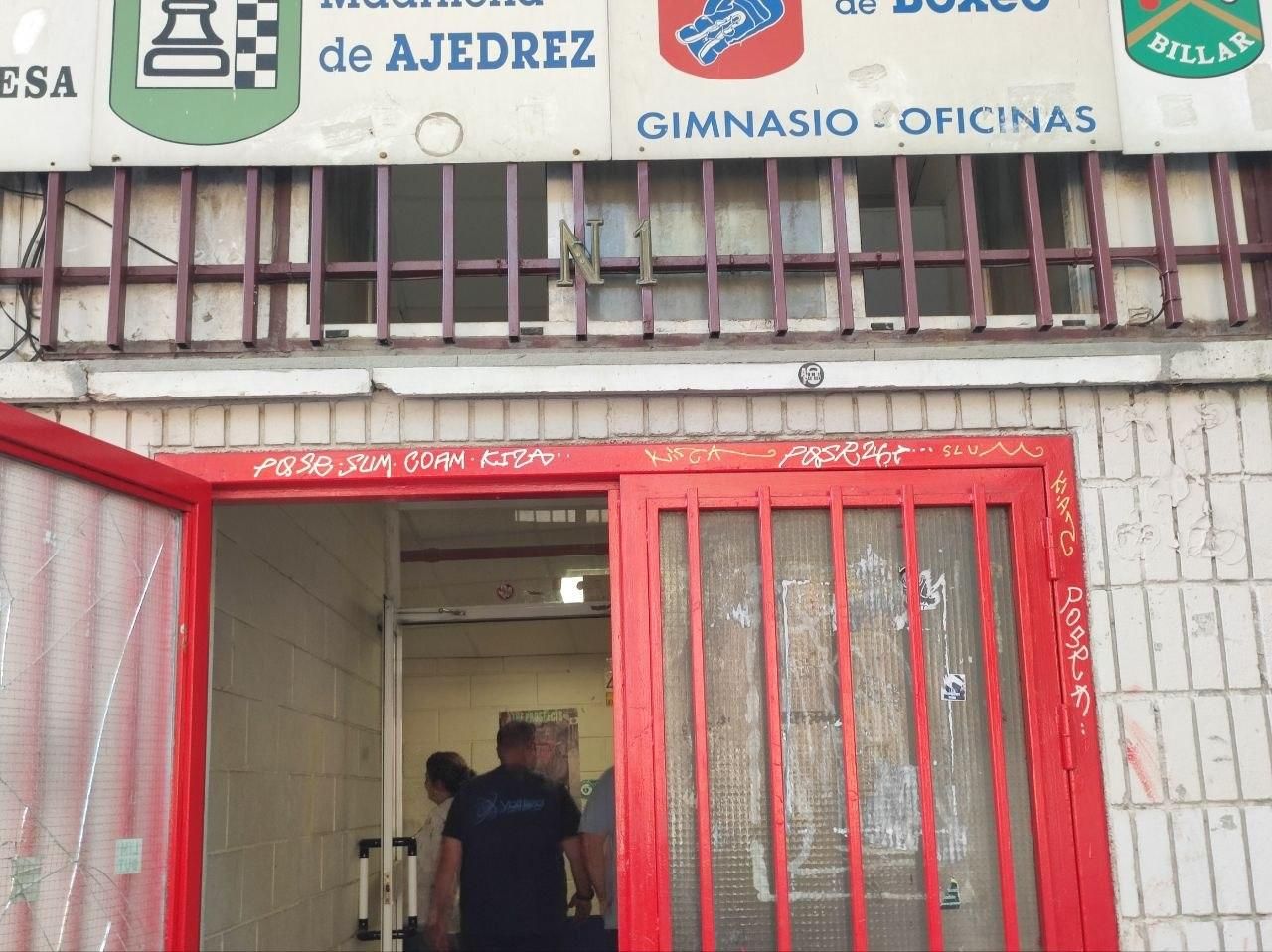 Operarios acceden a la zona de federaciones deportivas en una zona adyacente al Estadio de Vallecas.