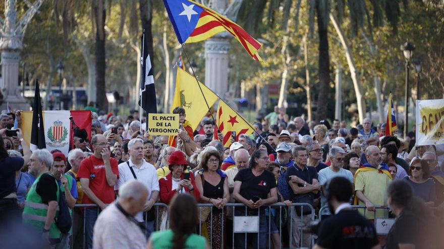 Numerosas personas de este jueves cerca del Parlamen