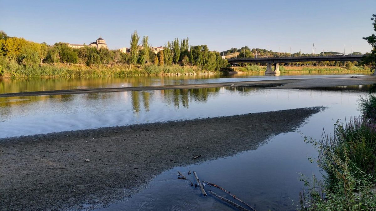El río Tajo a su paso por Toledo, sin agua: culpa de un cauce muy "intervenido" y de un caudal ecológico "insuficiente"
