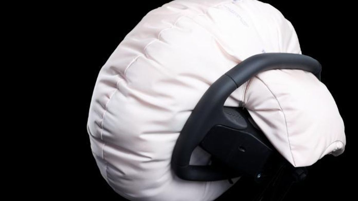 El nuevo airbag de volante, que se despliega desde la parte superior y no desde el centro, permite incluir mandos o pantallas en el núcleo del volante
