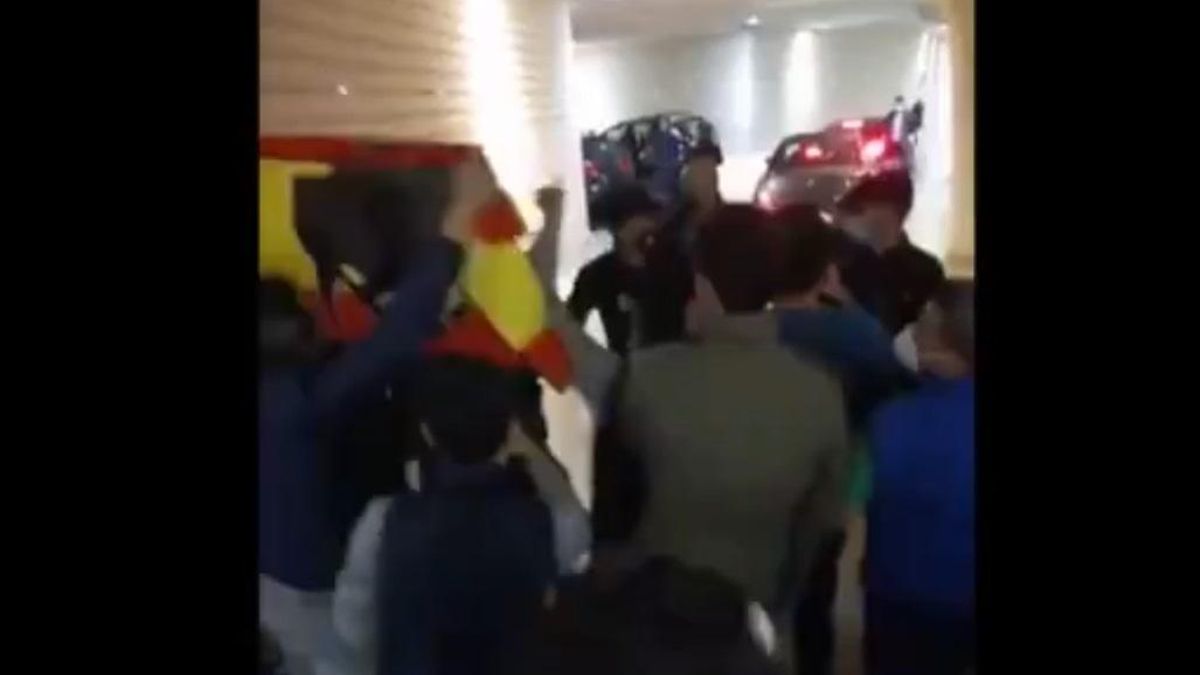 Image de la protesta de los taurinos contra el ministro Rodríguez Uribes.