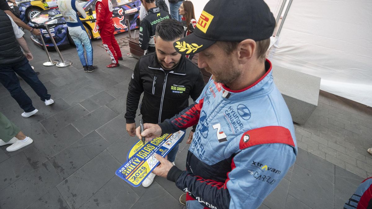 Un piloto del FIA WRC Rally Islas Canarias, firmando un autógrafo.