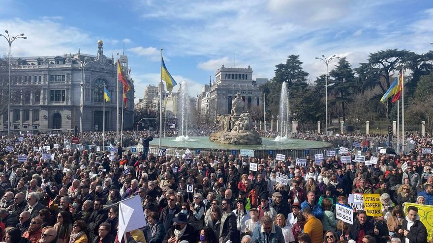 Las cuatro columnas confluyen en una Plaza de Cibeles abarrotada
