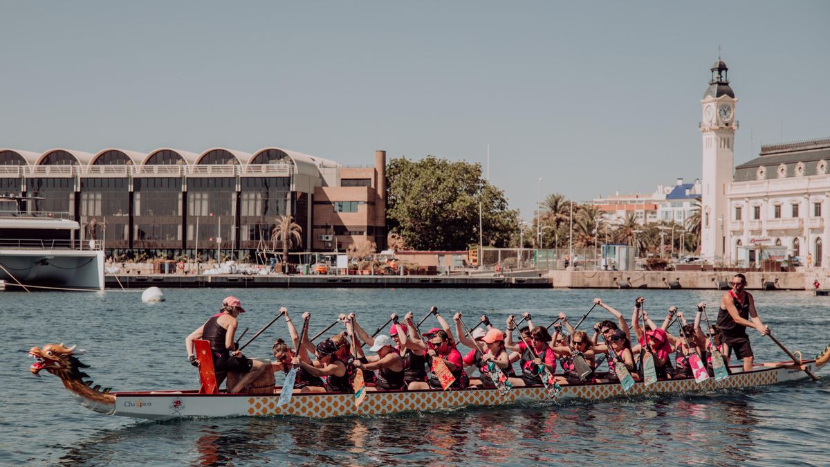 Una de las embarcaciones participantes en la jornada celebrada en la Marina de València.