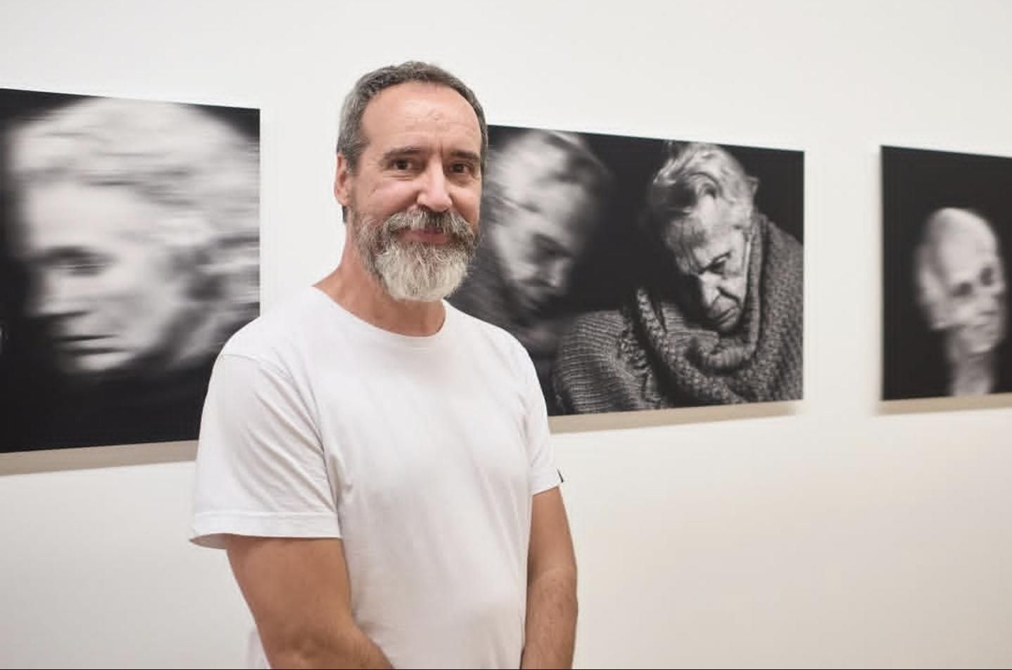 Emilio Barrionuevo junto a obras de su proyecto 'Aunque no recuerde tu nombre'.