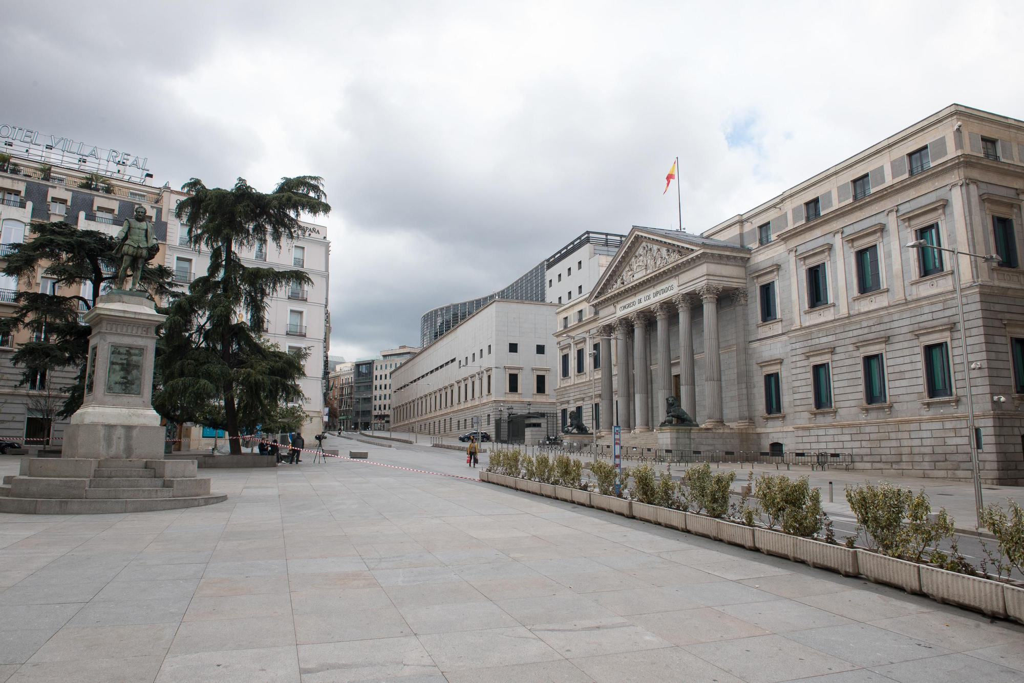 Fachada y exterior del Congreso de los Diputados vacío durante el estado de alarma decretado por el coronavirus