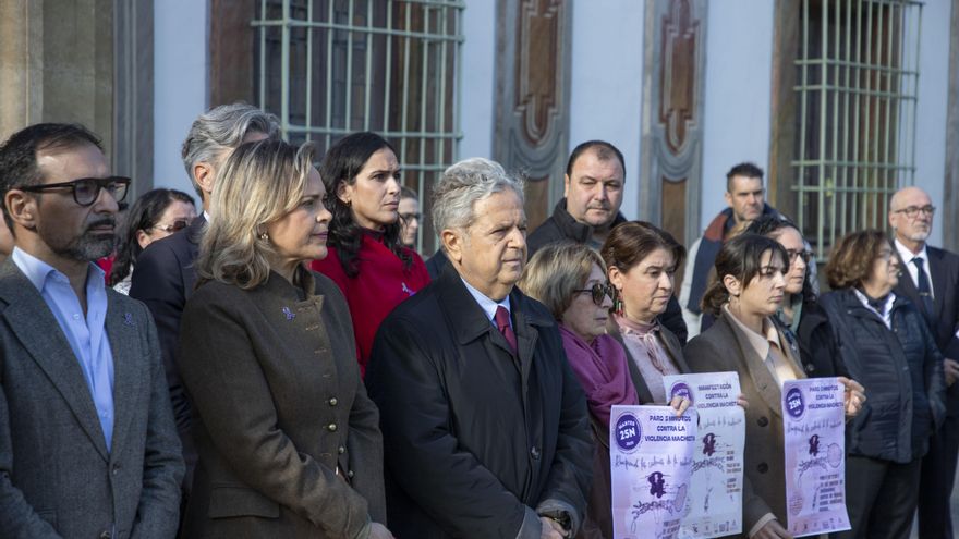 Fuentes, en la concentración de la Diputación por el 25N.