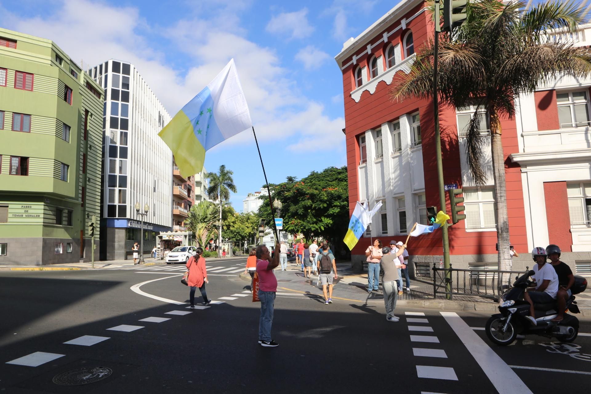 Asistentes al acto del izado de la bandera de las siete estrellas verdes