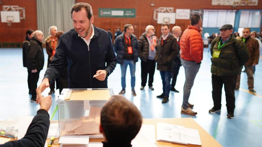 El ministro de Transportes y Movilidad Sostenible, Óscar Puente, ejerce su derecho al voto, a 15 de marzo de 2026