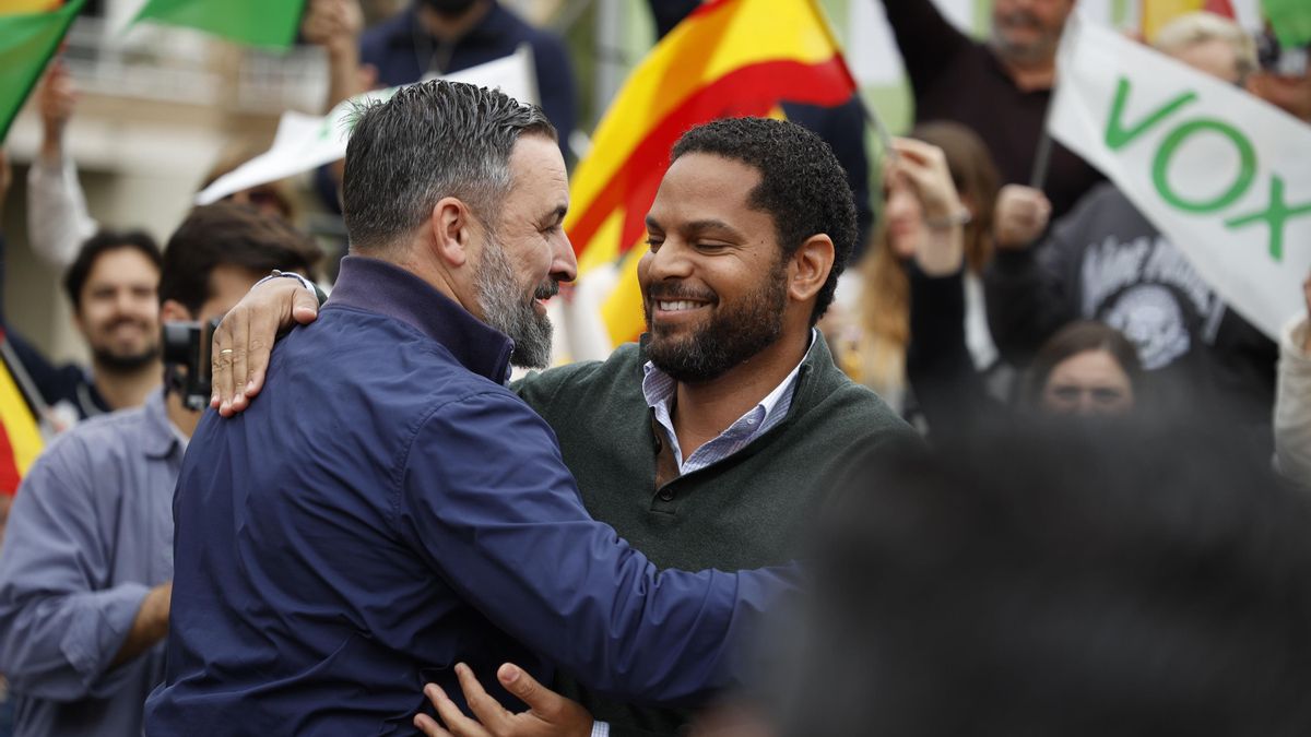 El líder de VOX, Santiago Abascal (i), y el secretario general y candidato de VOX a las elecciones catalanas del 12 de mayo, Ignacio Garriga (d), durante un mitin de VOX, en la plaza de la Constitución, a 28 de abril de 2024, en Tarragona, Catalunya (Espa