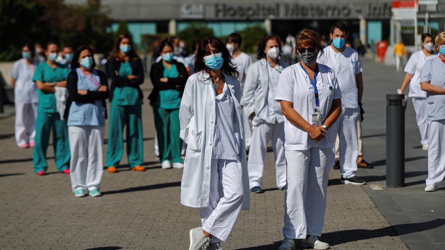 Camas en los pasillos y pacientes hacinados: los hospitales de Madrid colapsan por la falta de enfermeras
