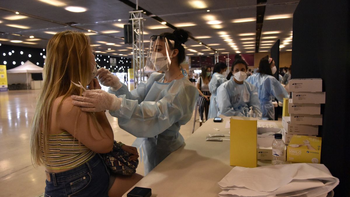Archivo - Una mujer se realiza un test de antígenos
