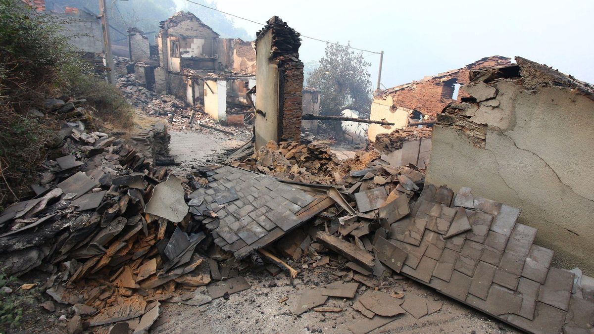 El pueblo berciano de Lusío, destrozado en su mayoría por las llamas de los incendios forestales.