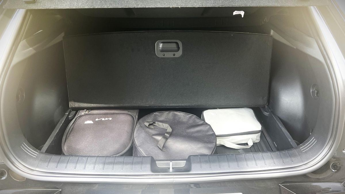 Espacio bajo la moqueta del maletero para transportar cables de carga y otros objetos.